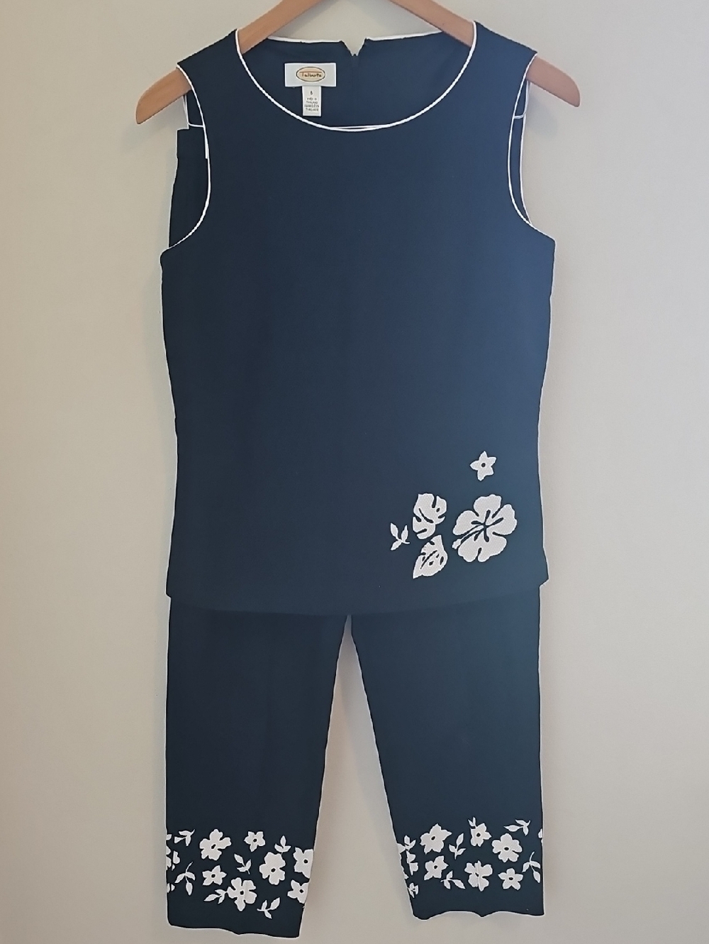 Talbots Navy Sleeveless Top&Crop Pants Set with White Floral Trim. Size 6 Cotton
